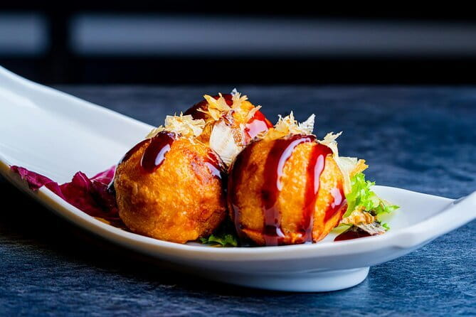Eat Like a Japanese with a Local Guide - 551 Horai Ebisubashi Honten: Nikuman for Warm, Savory Comfort