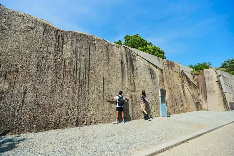 Osaka: Castle History Walking Tour / Castle Tower Admission - Walking the Fortress Perimeter: Triple Moats and Trapped Gateways