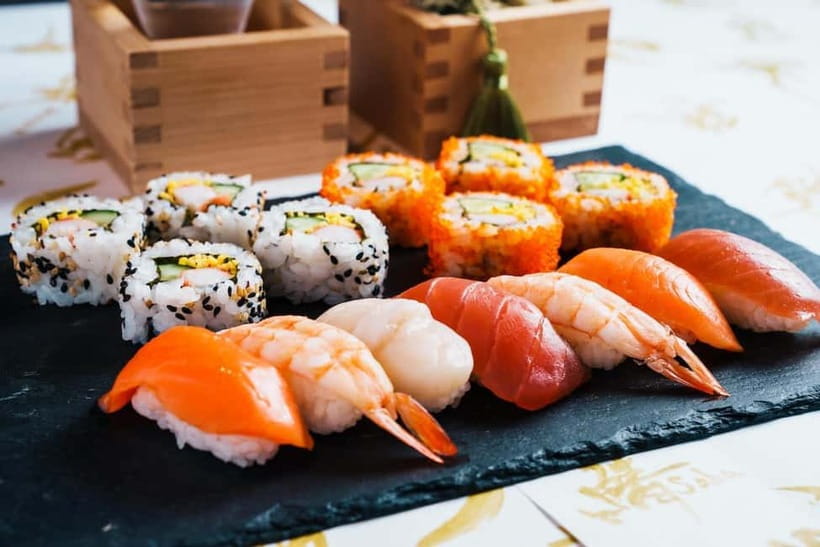 Osaka: Roll and Authentic Sushi Making Class in Dotonbori - Entering the room: the flow from quiz to hands-on work