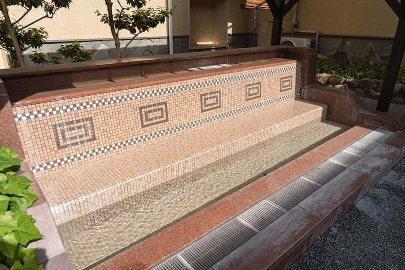 Osaka: Tennen Onsen Naniwa-no-Yu, the famous hot spring spa - Price and value: what $5 really buys (and what costs extra)