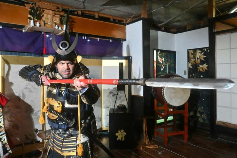 Samurai Armor & Sword experience with phot near Osaka Castle - Step one: gi and hakama, then bowing at the shrine